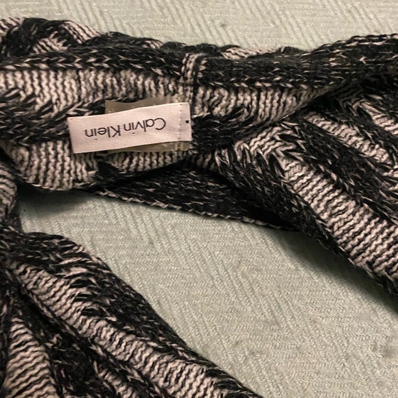 Calvin Klein infinity scarf black-and-white - Picture 3 of 4